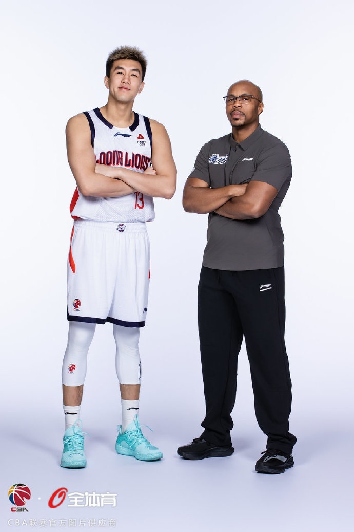 【值得一看】新赛季各式各样的组合!广州男篮合照先来咯!(图10) undefined