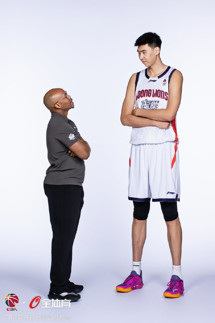 【值得一看】新赛季各式各样的组合!广州男篮合照先来咯!(图12) undefined