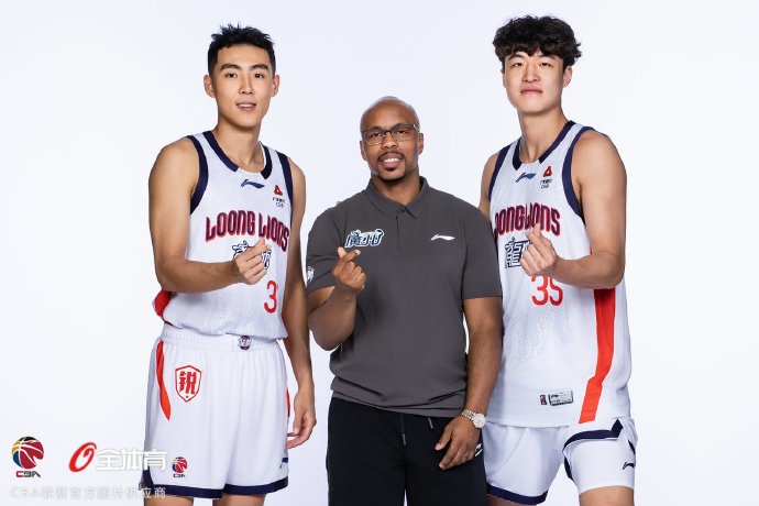 【值得一看】新赛季各式各样的组合!广州男篮合照先来咯!(图13) undefined