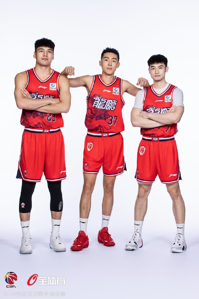 【值得一看】新赛季各式各样的组合!广州男篮合照先来咯!(图14) undefined