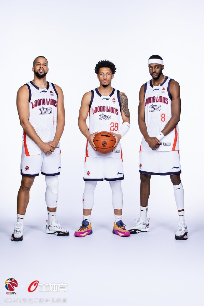 【值得一看】新赛季各式各样的组合!广州男篮合照先来咯!(图11) undefined