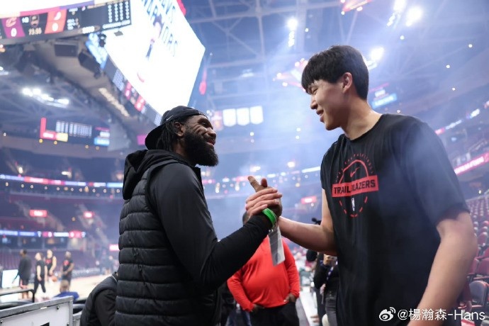 [体坛热讯]与奥登合照✌️&布置了小圣诞树！杨瀚森晒近照：12月(图2)