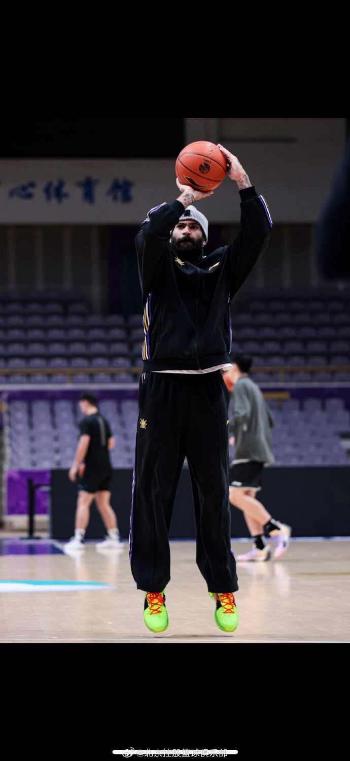 【体育报道】揭幕战早场训练踩场图来了!大战在即 北控男篮全力以赴(图3) undefined