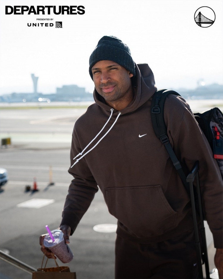 下一站波特兰！勇士晒登机照：库里兄弟有点帅 库明加状态不错