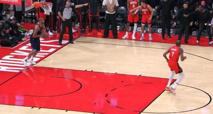 【体育消息】巴图❗姆踩线发球!帕金斯:愚蠢!业余篮球❕里⚽也能发出这该死的球(图1) 【体育消息】巴图❗姆踩线发球!帕金斯:愚蠢!业余篮球❕里⚽也能发出这该死的球(图1)