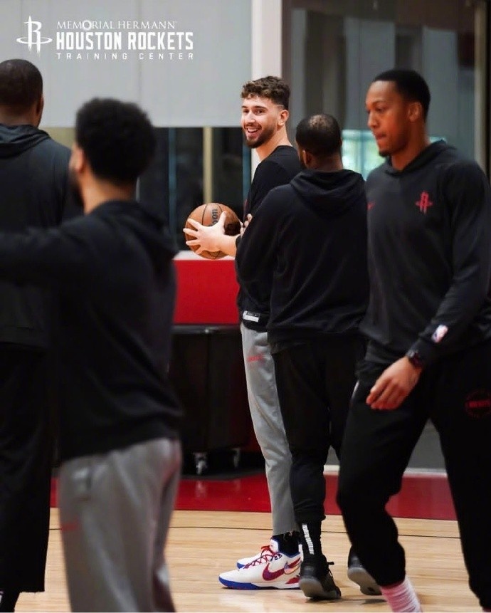 【推荐】将开启6连客&战掘湖船 火箭官方晒训练照:杜兰特专注 申京微笑(图2) 【推荐】将开启6连客&战掘湖船 火箭官方晒训练照:杜兰特专注 申京微笑(图2)