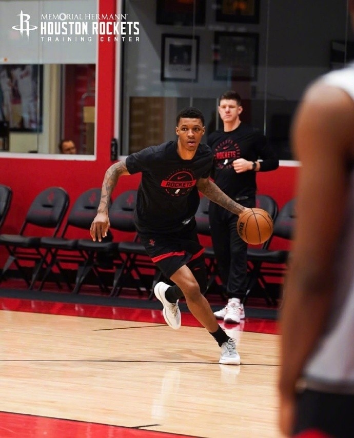 【推荐】将开启6连客&战掘湖船 火箭官方晒训练照:杜兰特专注 申京微笑(图3) 【推荐】将开启6连客&战掘湖船 火箭官方晒训练照:杜兰特专注 申京微笑(图3)