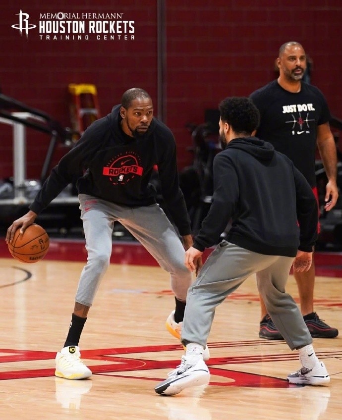 【推荐】将开启6连客&战掘湖船 火箭官方晒训练照:杜兰特专注 申京微笑(图4) 【推荐】将开启6连客&战掘湖船 火箭官方晒训练照:杜兰特专注 申京微笑(图4)