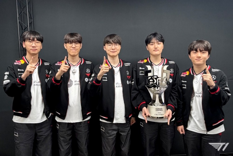 T1分享赛后选手合影:我们是KeSPA CUP 2025 冠军~!
