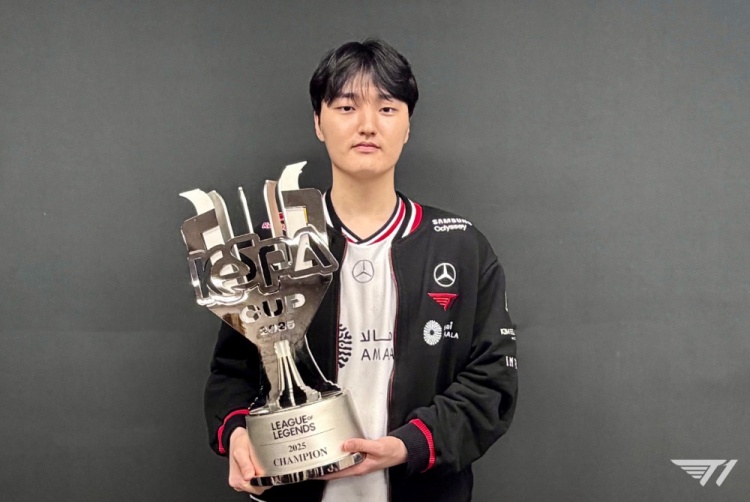 【蜗牛电竞】T1分享赛后选手合影:我们是KeSPA CUP 2025 冠军~!