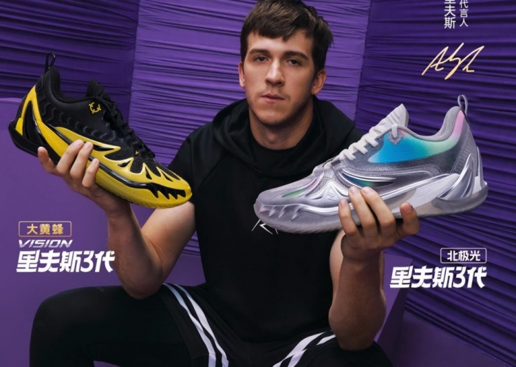 在两个配色颜值如何？里夫斯更新社媒为自己的球鞋带货！