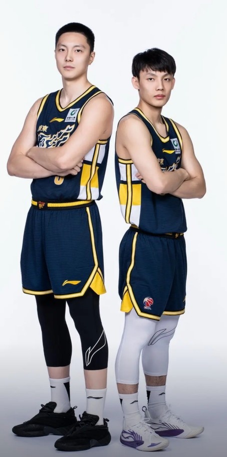 【权威发布】眉骨缝了3针!徐杰晒照:新赛季 为广东而❗战 兄➡️弟齐心 开门红(图3) undefined