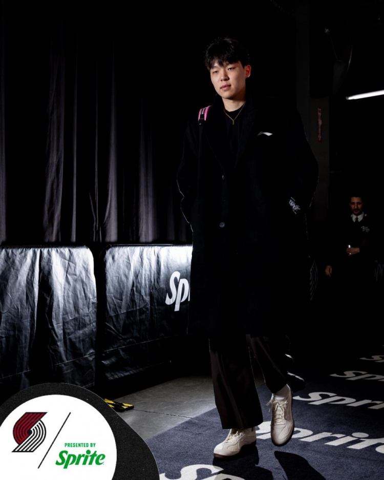 【体育消息】今日迎战勇士!三⚾大中锋全部⬅️回归 杨瀚森背着小粉包到场!(图1) 【体育消息】今日迎战勇士!三⚾大中锋全部⬅️回归 杨瀚森背着小粉包到场!(图1)