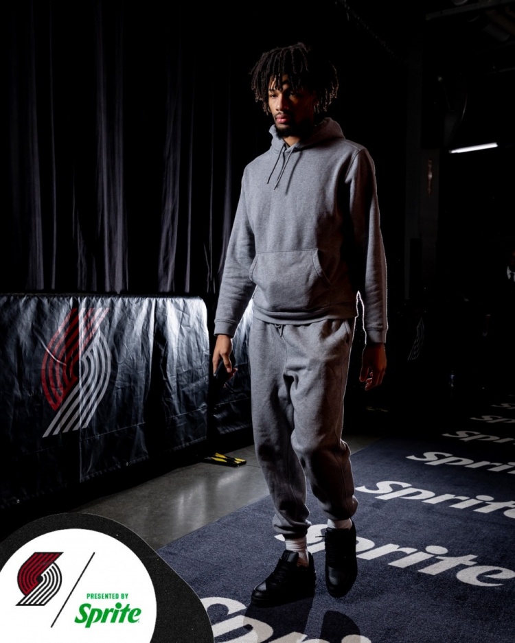 【体育消息】今日迎战勇士!三⚾大中锋全部⬅️回归 杨瀚森背着小粉包到场!(图4) undefined