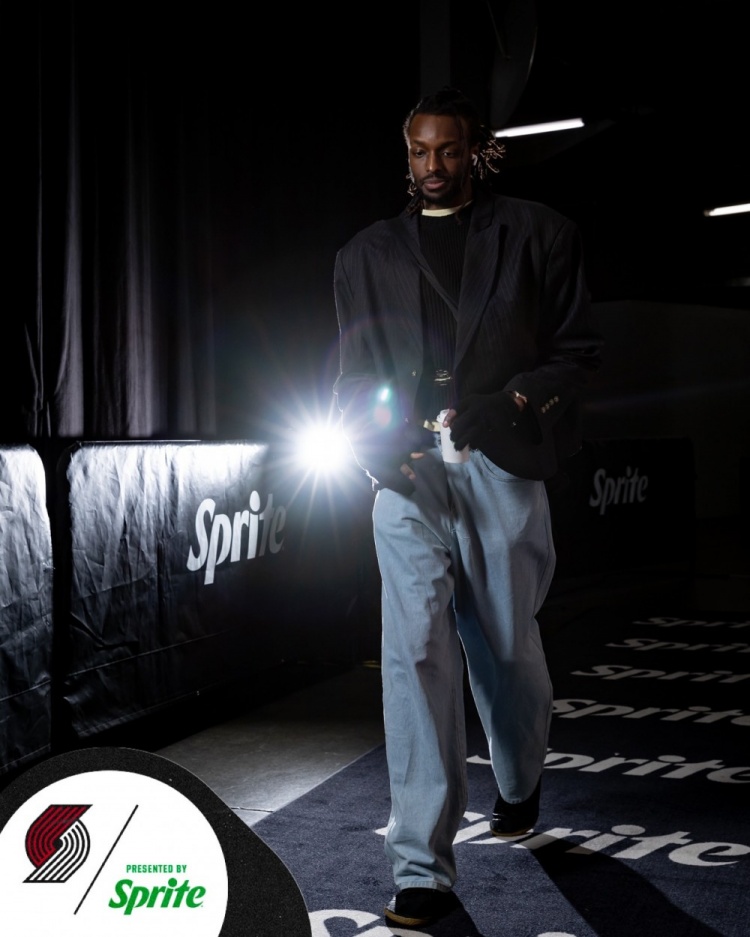 【体育消息】今日迎战勇士!三⚾大中锋全部⬅️回归 杨瀚森背着小粉包到场!(图3) undefined