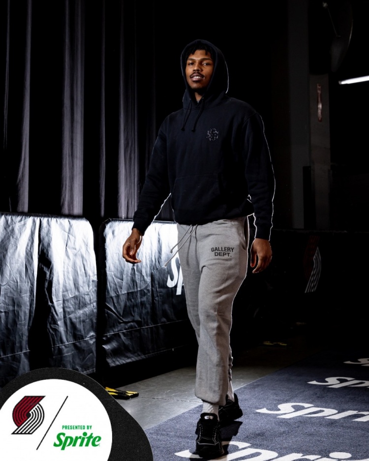 【体育消息】今日迎战勇士!三⚾大中锋全部⬅️回归 杨瀚森背着小粉包到场!(图2) undefined