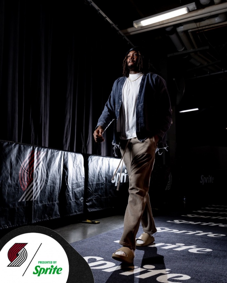 【体育消息】今日迎战勇士!三⚾大中锋全部⬅️回归 杨瀚森背着小粉包到场!(图9) undefined