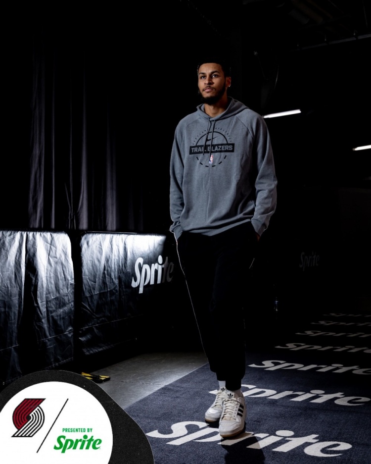 【体育消息】今日迎战勇士!三⚾大中锋全部⬅️回归 杨瀚森背着小粉包到场!(图5) undefined