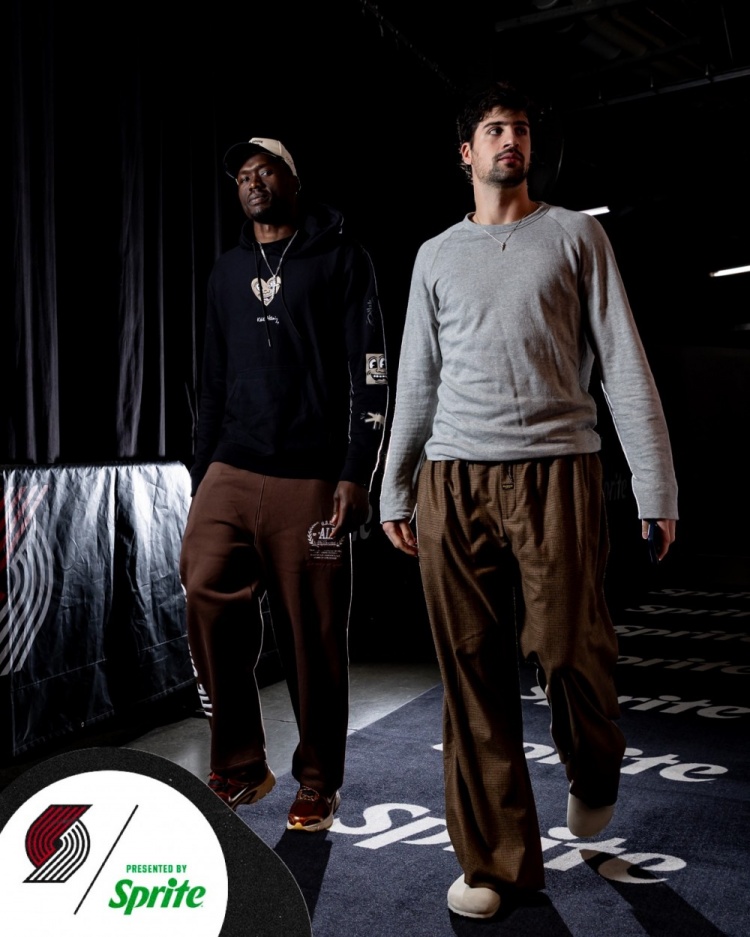 【体育消息】今日迎战勇士!三⚾大中锋全部⬅️回归 杨瀚森背着小粉包到场!(图10) undefined