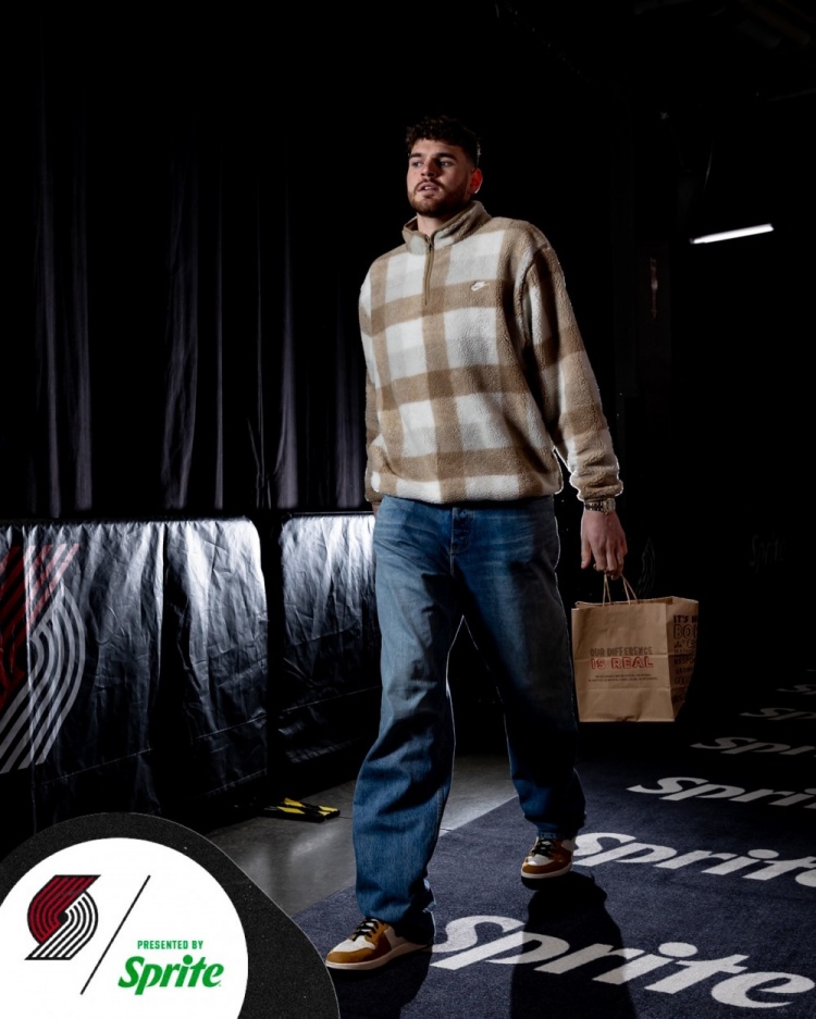 【体育消息】今日迎战勇士!三⚾大中锋全部⬅️回归 杨瀚森背着小粉包到场!(图14) undefined