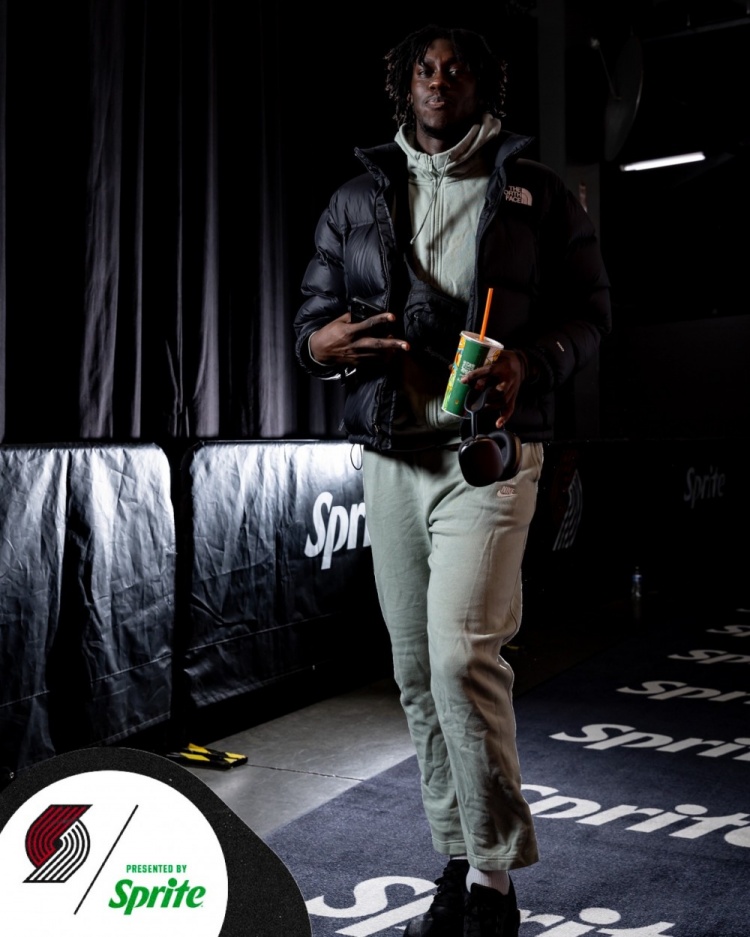 【体育消息】今日迎战勇士!三⚾大中锋全部⬅️回归 杨瀚森背着小粉包到场!(图6) undefined