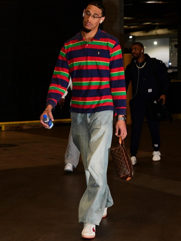 【热点推荐】累的？海斯赛后晒近照 ❗并配了三个 的表情包(图2)