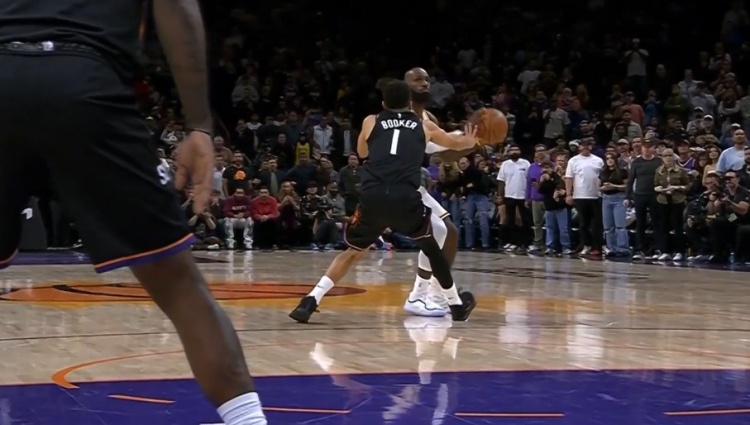 裁判报告：布克在詹姆斯做出投篮动作时 主动接触其右臂/手腕部位