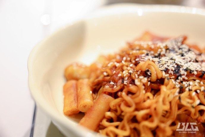 BLG深夜分享美食:今日份夜宵已就位,大厨努力学习新菜系中