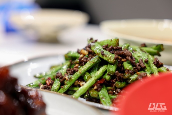 BLG深夜分享美食:今日份夜宵已就位,大厨努力学习新菜系中