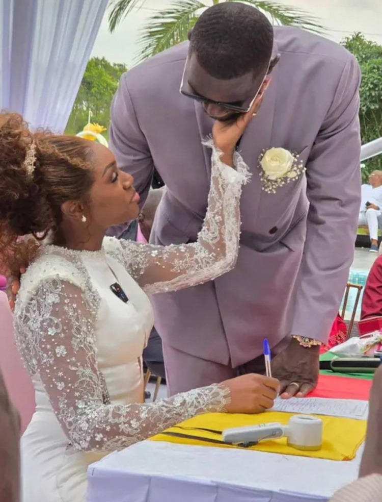 【好看推荐】恭喜国安外援恩加德乌与妻子举办婚礼(图2) 【好看推荐】恭喜国安外援恩加德乌与妻子举办婚礼(图2)