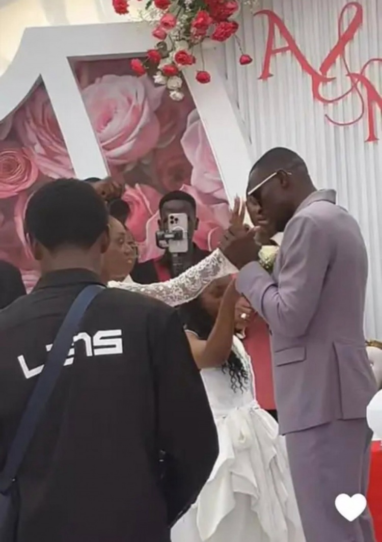 【好看推荐】恭喜国安外援恩加德乌与妻子举办婚礼(图3) 【好看推荐】恭喜国安外援恩加德乌与妻子举办婚礼(图3)