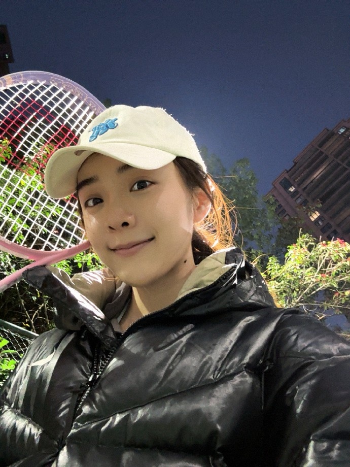 余霜分享运动健身照:运动的快乐又回来了!还有蓝调时刻下的🎾