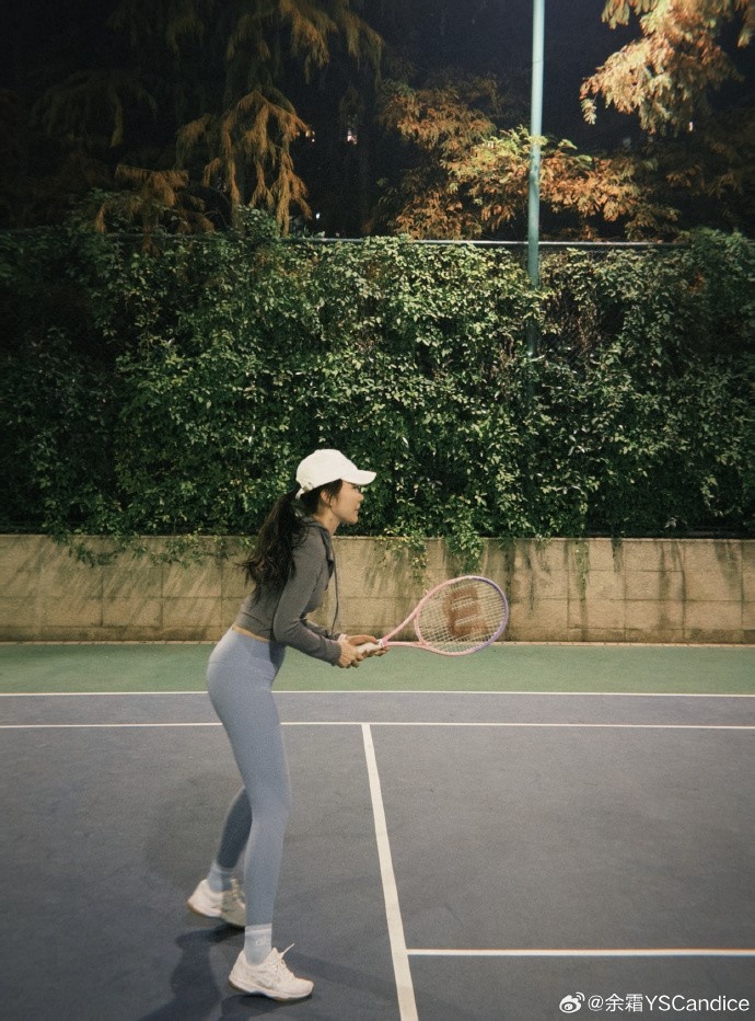 余霜分享运动健身照:运动的快乐又回来了!还有蓝调时刻下的🎾