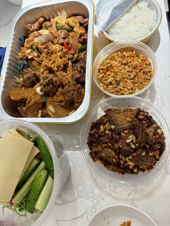 余霜分享运动健身照:运动的快乐又回来了!还有蓝调时刻下的🎾