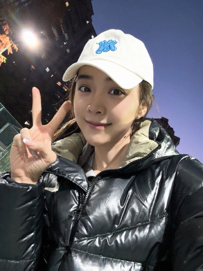 余霜分享运动健身照:运动的快乐又回来了!还有蓝调时刻下的🎾