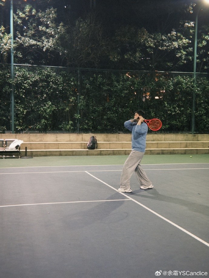 余霜分享运动健身照:运动的快乐又回来了!还有蓝调时刻下的🎾