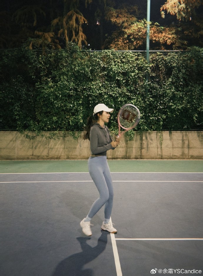 余霜分享运动健身照:运动的快乐又回来了!还有蓝调时刻下的🎾