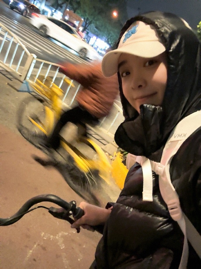 余霜分享运动健身照:运动的快乐又回来了!还有蓝调时刻下的🎾