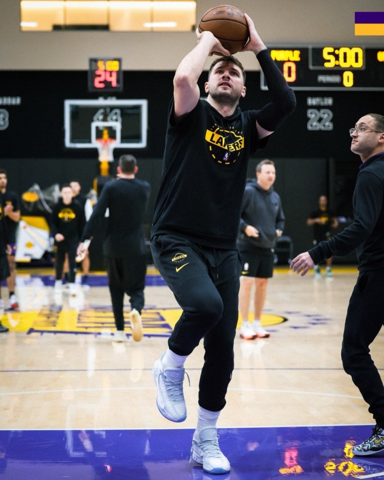 打磨投篮！湖人官推晒训练照 东契奇詹姆斯领衔