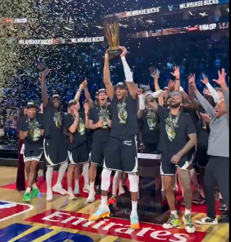 [好看推荐]一年前的今天：NBA杯决赛雄鹿击败雷霆夺冠 老里和全队开心庆祝(图2)