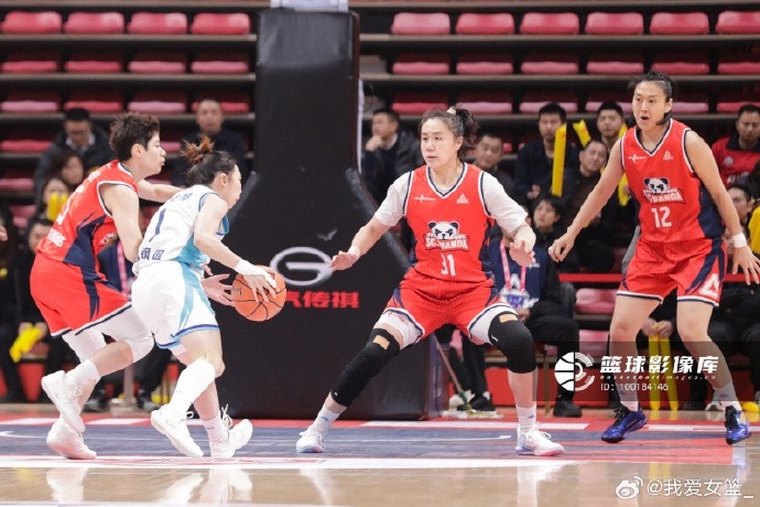 【体育世界】6轮输两场&四川女篮逐渐走下神坛 曾经的独一档如今不复存在(图2) 【体育世界】6轮输两场&四川女篮逐渐走下神坛 曾经的独一档如今不复存在(图2)