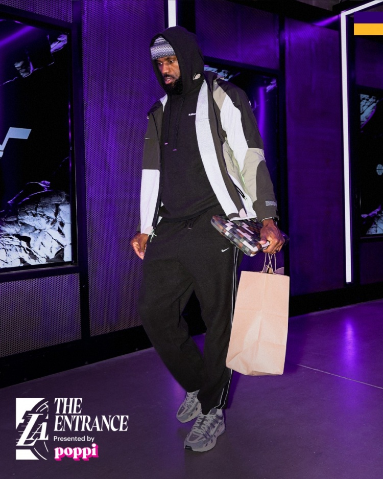 力争连胜！湖人官推晒赛前入场照：到场并准备好打球了