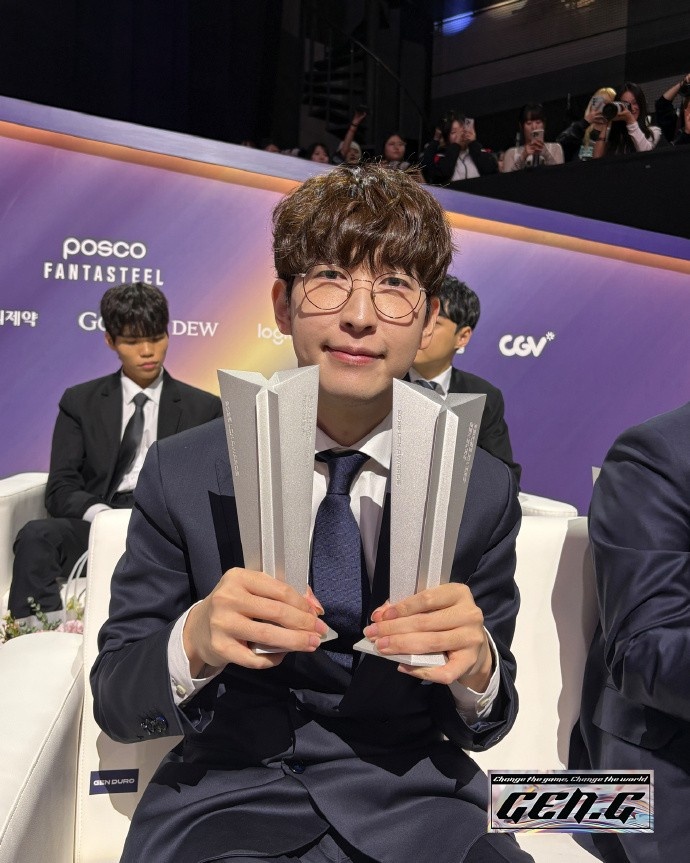 GEN官方晒颁奖返图：闪耀LCK Awards✨感谢所有支持我们的粉丝！