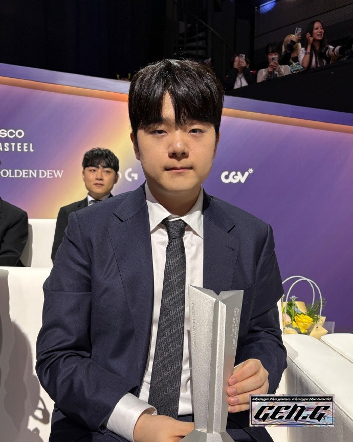 GEN官方晒颁奖返图：闪耀LCK Awards✨感谢所有支持我们的粉丝！