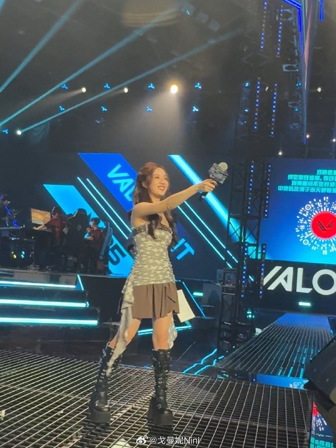 无畏契约主持人曼妮晒照：邀请赛的工作都结束啦🥰Keep growing