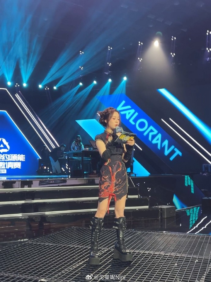 无畏契约主持人曼妮晒照：邀请赛的工作都结束啦🥰Keep growing