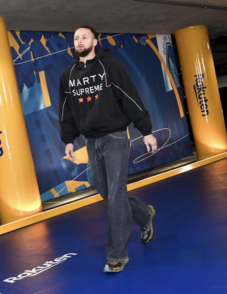 [推荐]库里入场穿着设计师Salehe Bembury鞋款 后者打造过指纹洞洞鞋(图1)