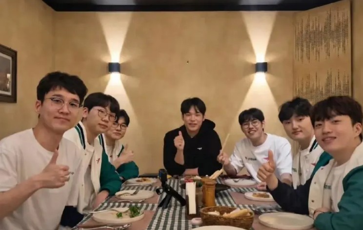 纷纷比赞👍韩国解说分享与T1队员、主播越南聚餐照片