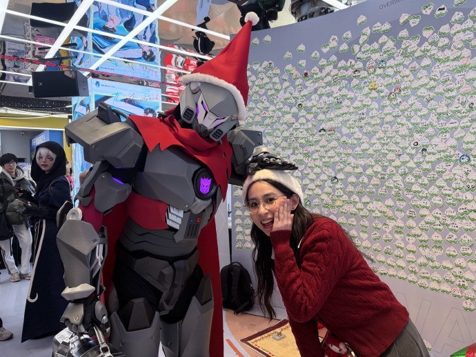 【万博电竞】守望先锋主持人小霜晒照：杭州圣诞茶话会太有意思啦🥳