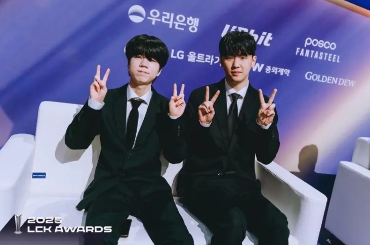 捧获荣誉的瞬间~LCK官方分享LCK颁奖典礼返图